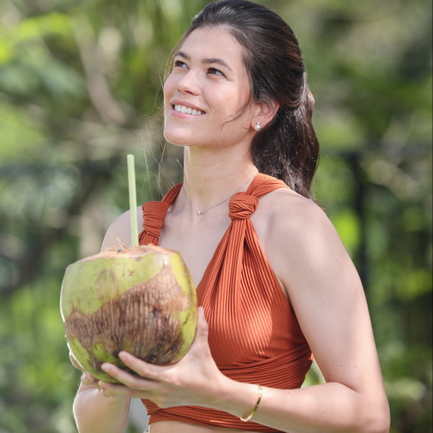 Daniela Bisonó León sosteniendo un coco de agua
