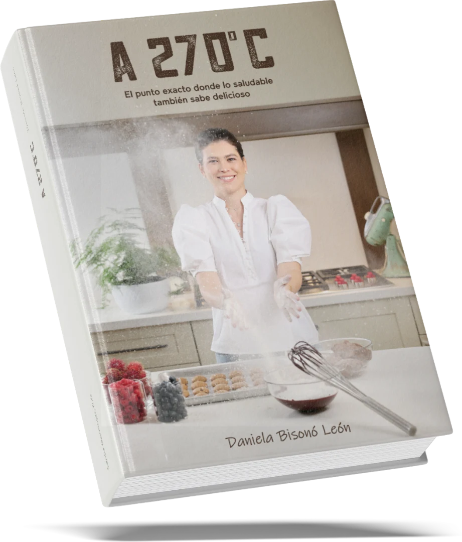 Portada del libro A 270° C, de Daniela Bisonó León: Daniela en su cocina entre harina, frutos rojos y utensilios de repostería